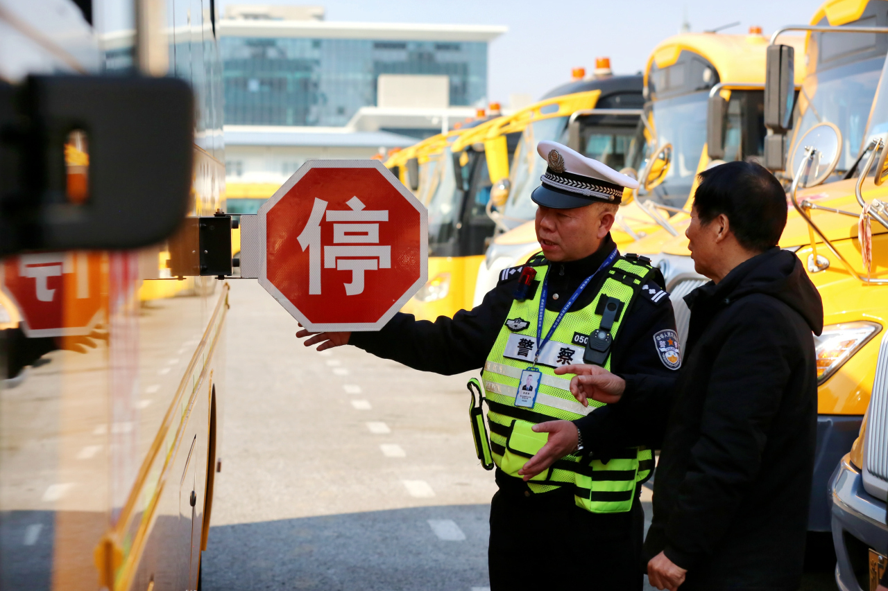 拧紧校车安全阀